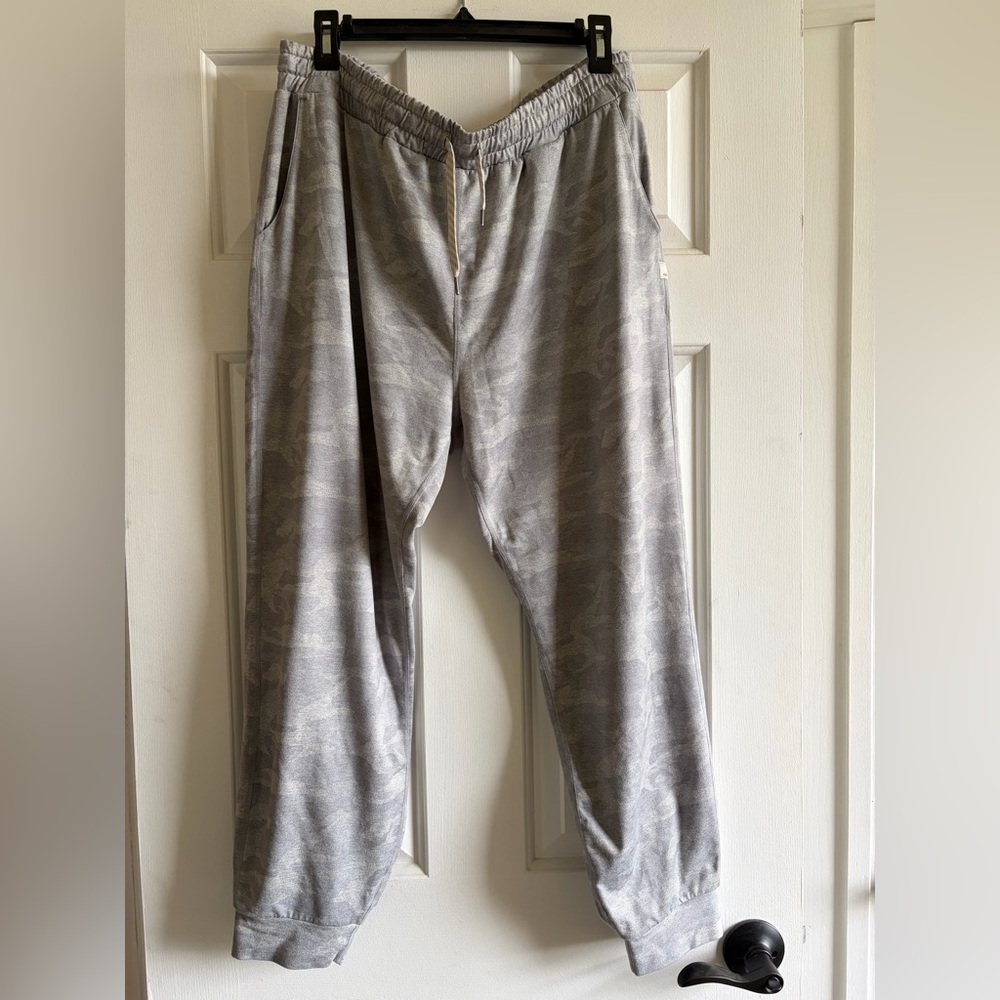 Vuori Women’s xxl Gray Camo Performance Joggers